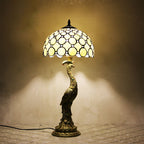 Tiffany-inspireret bordlampe med flerfarvet glasskærm i kuppelform og base i resin