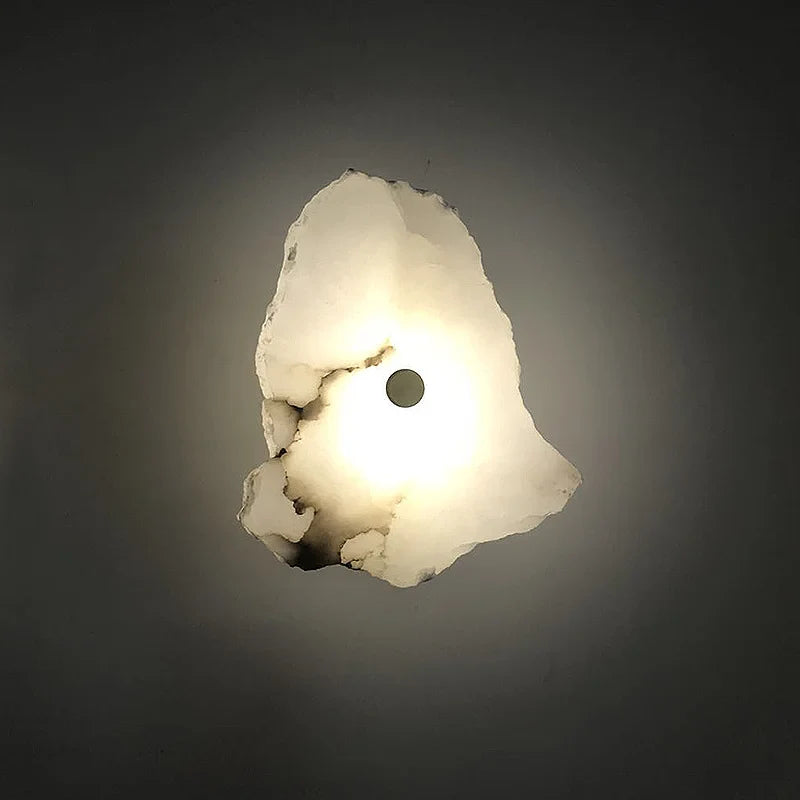 LED nástěnné svítidlo z přírodního mramoru s měděnými prvky