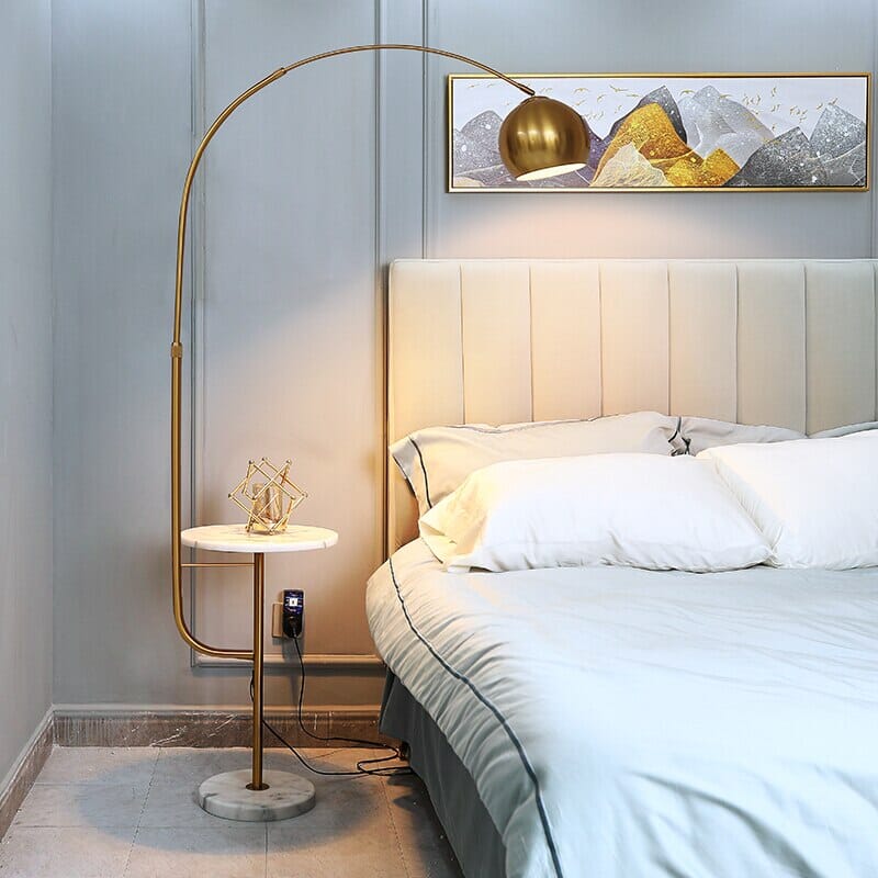 Stojací lampa Arch, design Marisol s podstavcem ve formě odkládacího stolku