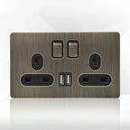 Tomada de parede metálica em bronze antigo, com porta de carregamento USB | Fioriscas