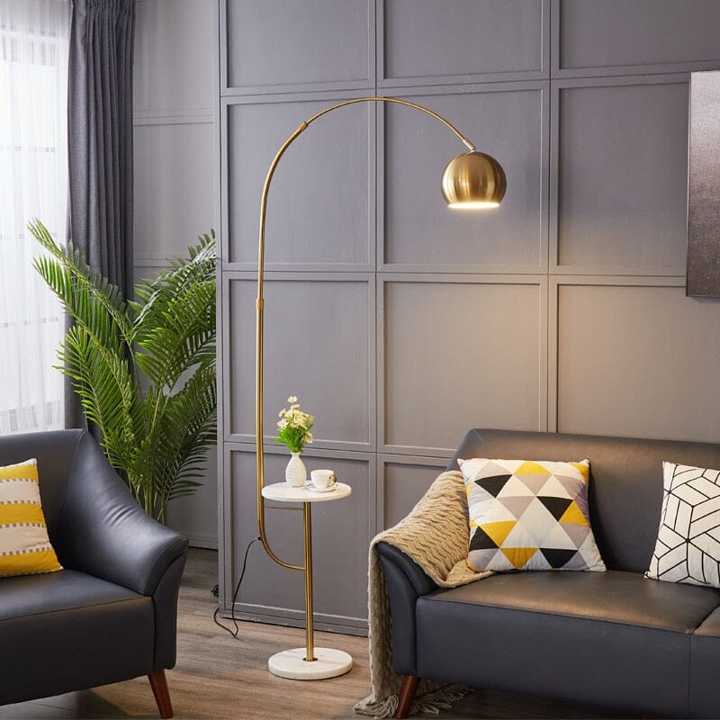 Stojací lampa Arch, design Marisol s podstavcem ve formě odkládacího stolku