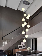Lustre Liora Orb, suspension LED cascade pour escaliers et halls d’entrée