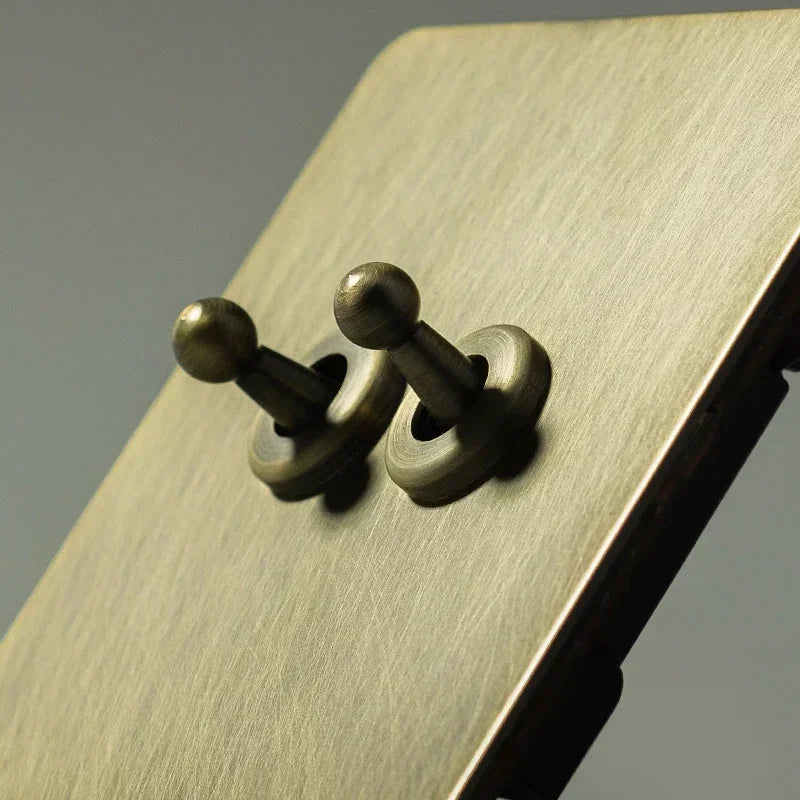 Tomada de parede metálica em bronze antigo, com porta de carregamento USB | Fioriscas