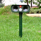 GardenGuard odpuzovač králíků na solární napájení s kolíky s blikajícím světlem
