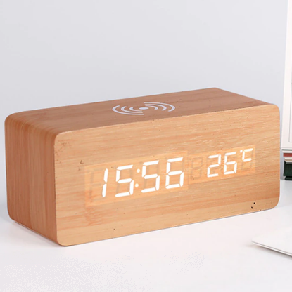 LED-wekker met houtafwerking en ingebouwd draadloos oplaadpad