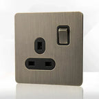Tomada de parede metálica em bronze antigo, com porta de carregamento USB | Fioriscas
