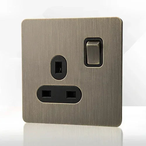 Tomada de parede metálica em bronze antigo, com porta de carregamento USB | Fioriscas