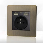 Tomada de parede metálica em bronze antigo, com porta de carregamento USB | Fioriscas