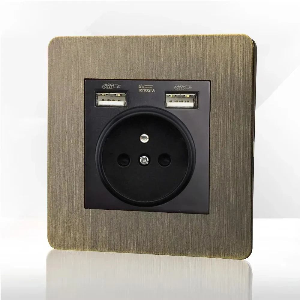 Tomada de parede metálica em bronze antigo, com porta de carregamento USB | Fioriscas