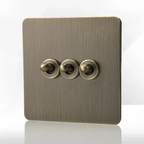 Tomada de parede metálica em bronze antigo, com porta de carregamento USB | Fioriscas