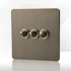 Tomada de parede metálica em bronze antigo, com porta de carregamento USB | Fioriscas