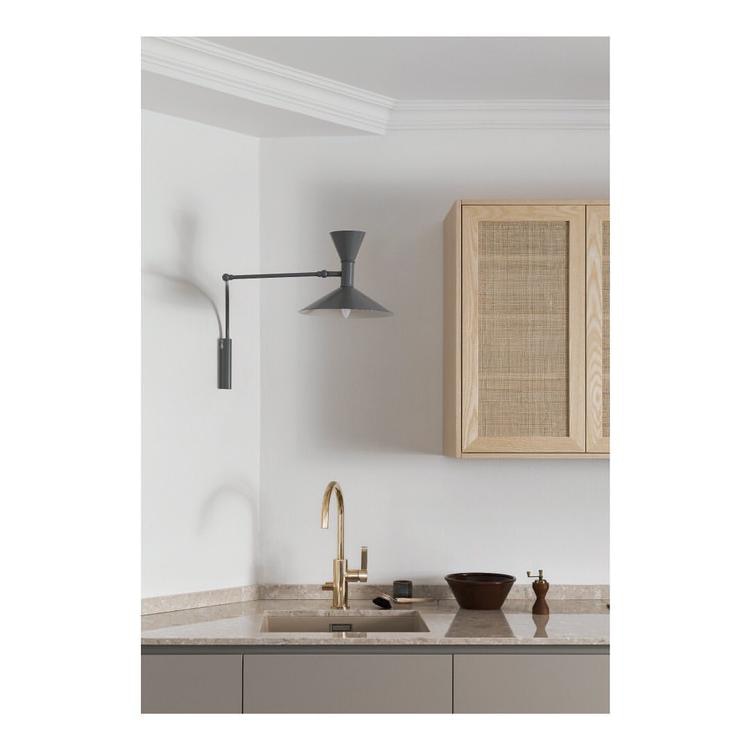Lampada da parete NovaSwing, braccio orientabile, con spina e paralume satinato