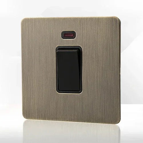 Tomada de parede metálica em bronze antigo, com porta de carregamento USB | Fioriscas