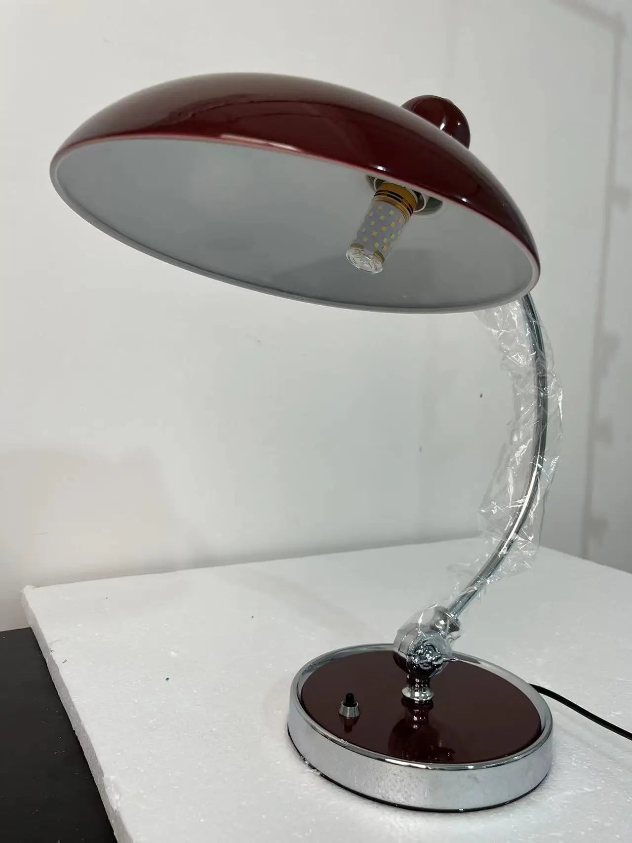 Pohjoismaistyylinen pöytälamppu lämpimällä LED-hohteella, Nordenglow-design