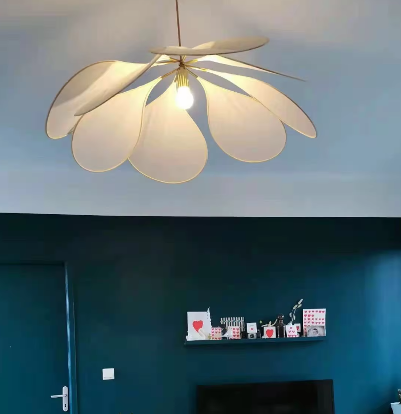 Lampada a sospensione Vellora con motivo a petali e paralume in tessuto, tre dimensioni