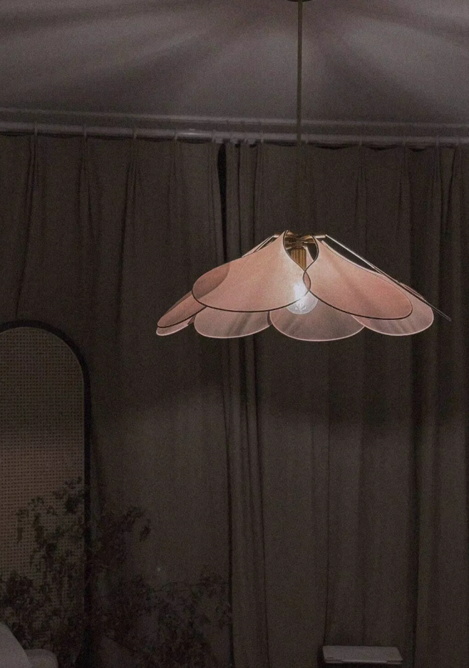 Lampada a sospensione Vellora con motivo a petali e paralume in tessuto, tre dimensioni