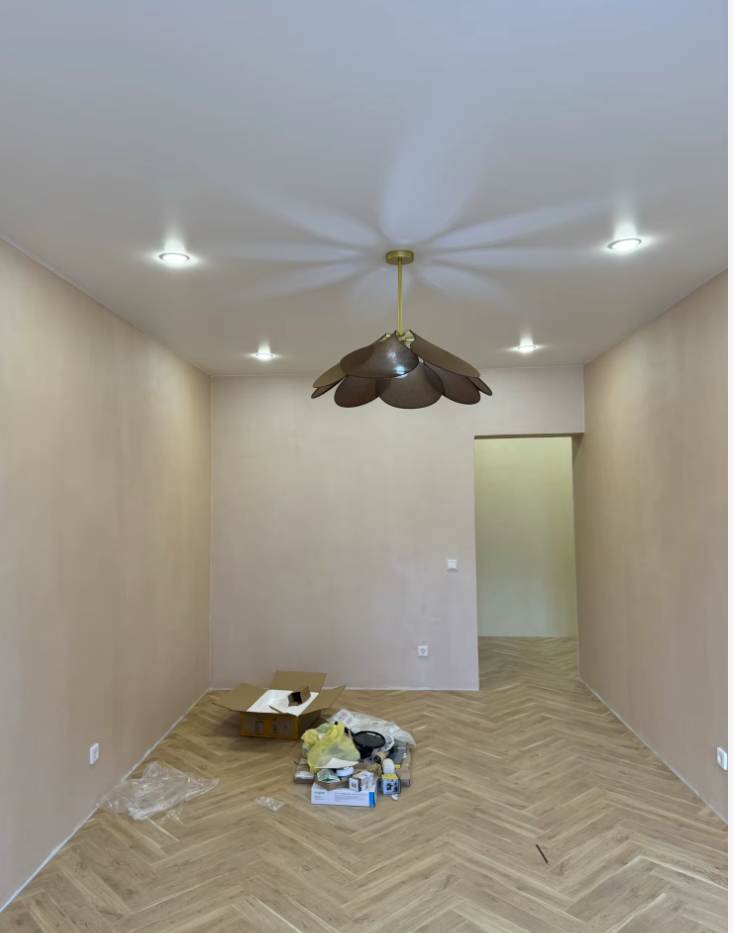 Lampada a sospensione Vellora con motivo a petali e paralume in tessuto, tre dimensioni