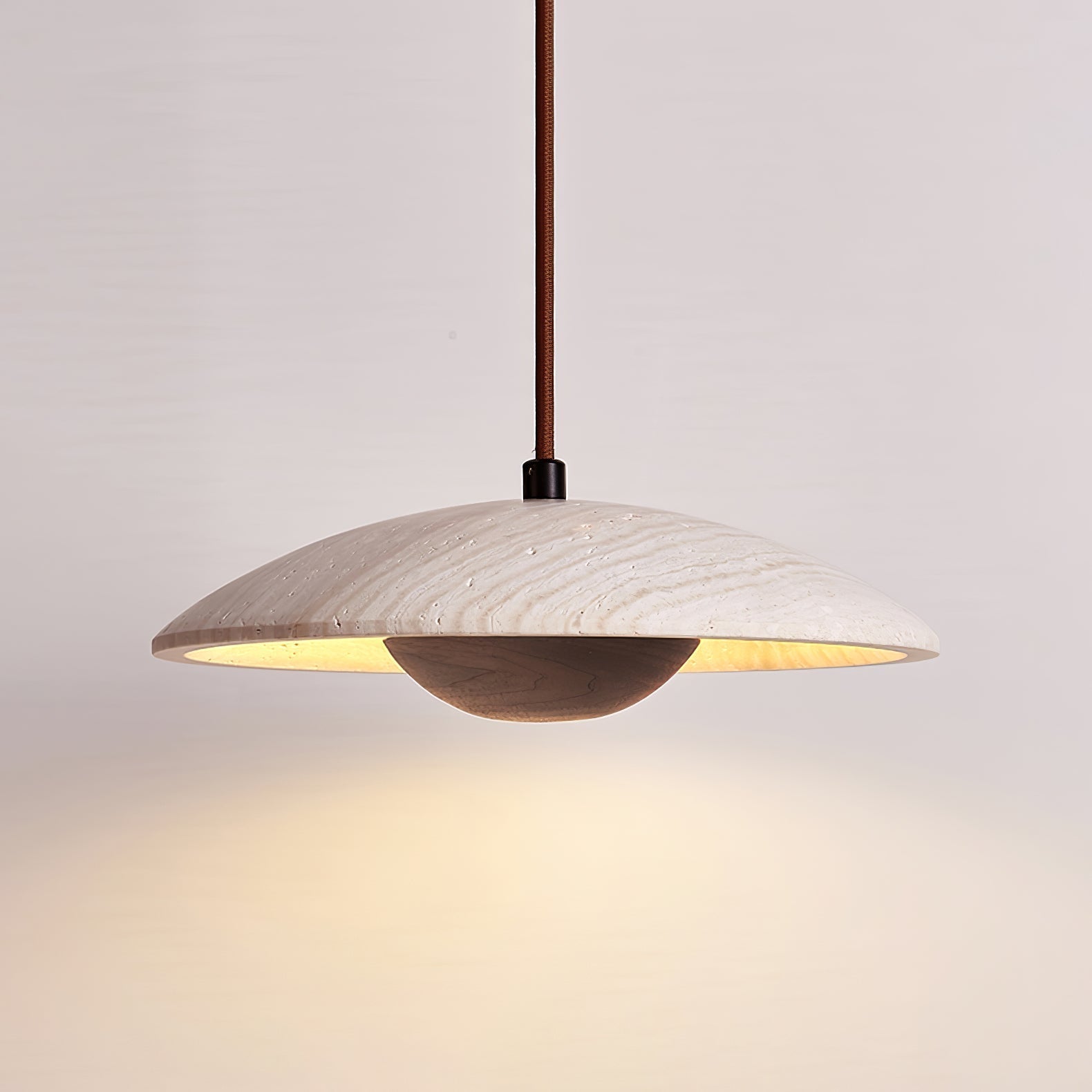 Lampada a sospensione in travertino a tesa larga Zodore | Fioriscas