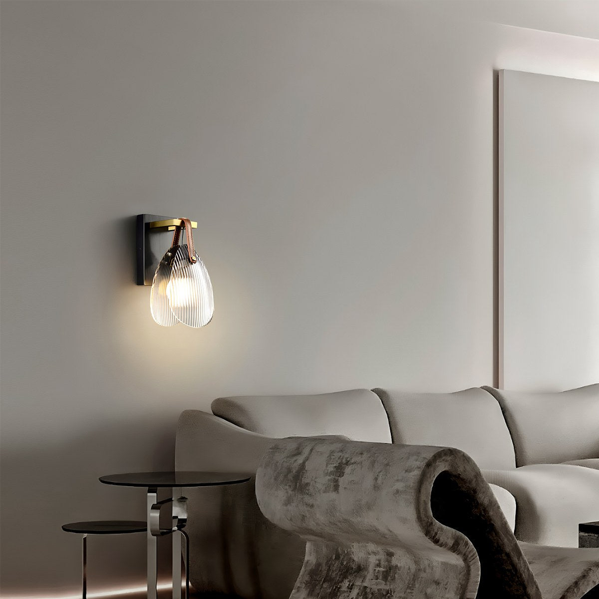 Atlas skulptural räfflad glasvägglampa med järnram och läderrem