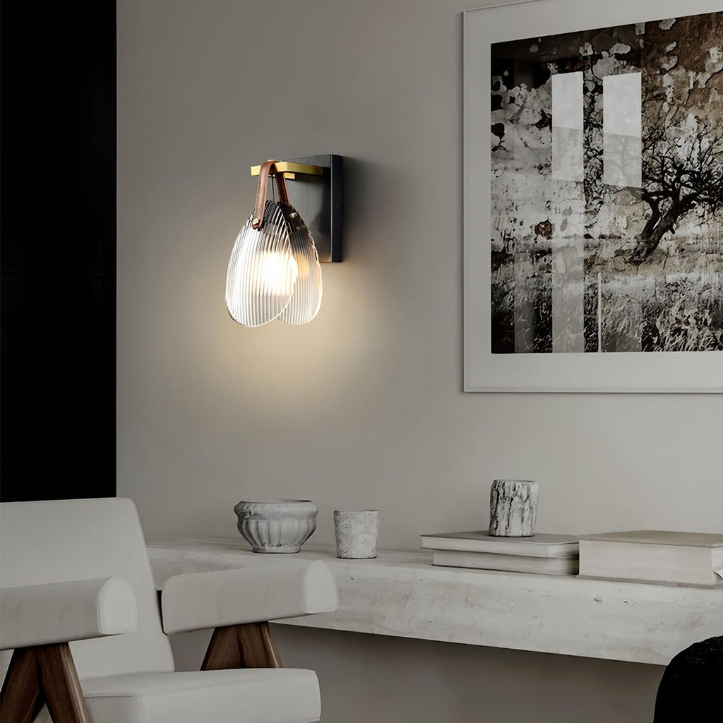 Atlas skulptural räfflad glasvägglampa med järnram och läderrem