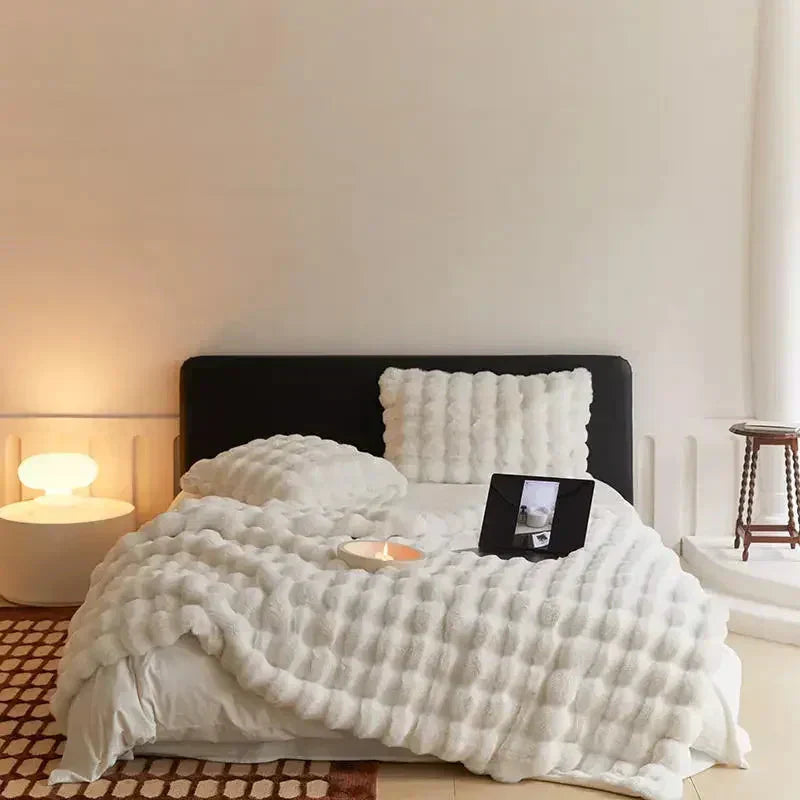 Keinotekoinen kaninkarvapeitto ja yhteensopiva koristetyyny, VeloraWeave-aaltokuvio