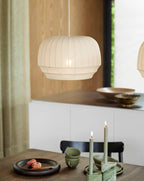 Suspension avec abat-jour en soie, tissu blanc à lignes verticales, style doux, moderne et minimaliste | Fioriscas
