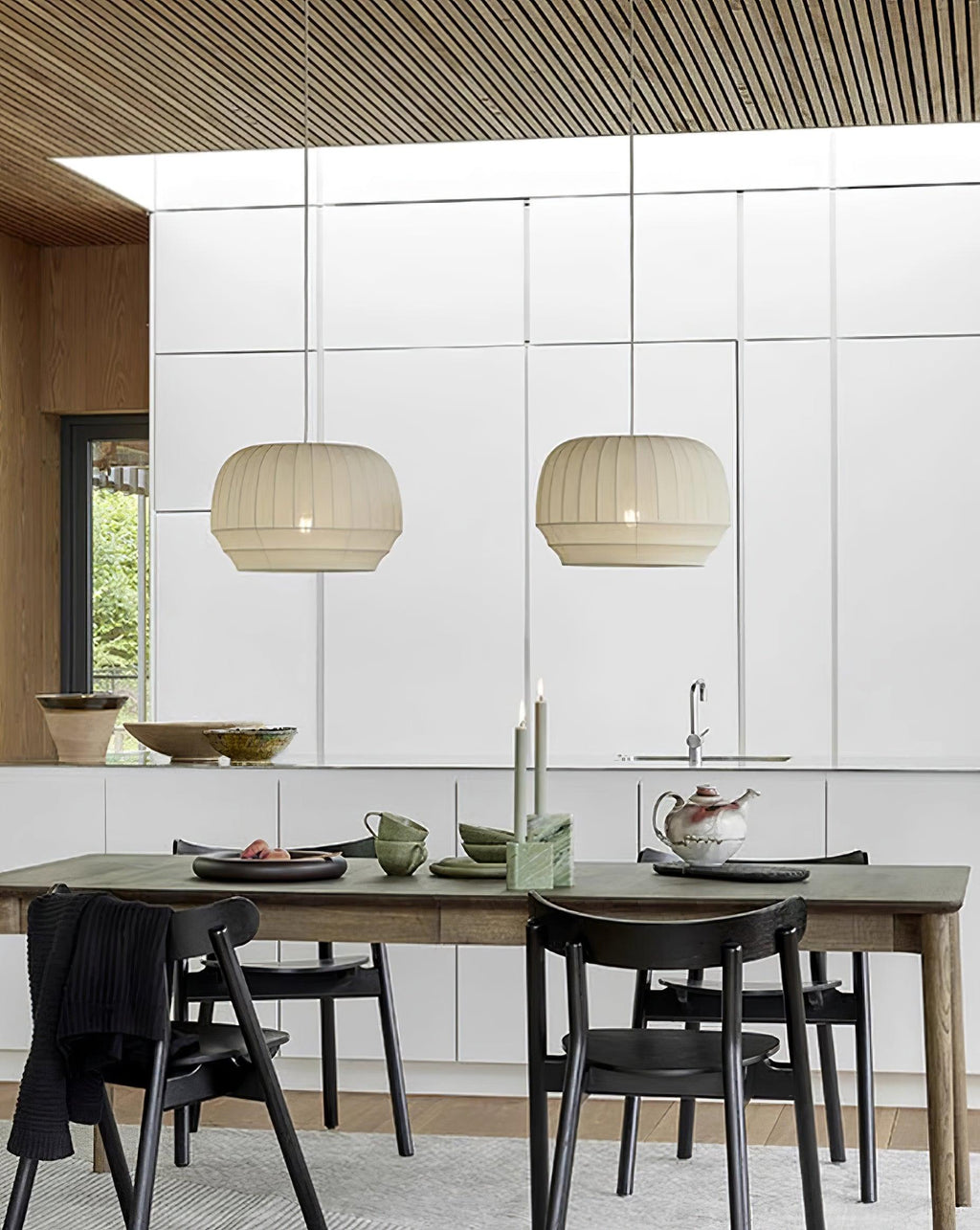 Suspension avec abat-jour en soie, tissu blanc à lignes verticales, style doux, moderne et minimaliste | Fioriscas