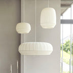 Suspension avec abat-jour en soie, tissu blanc à lignes verticales, style doux, moderne et minimaliste | Fioriscas