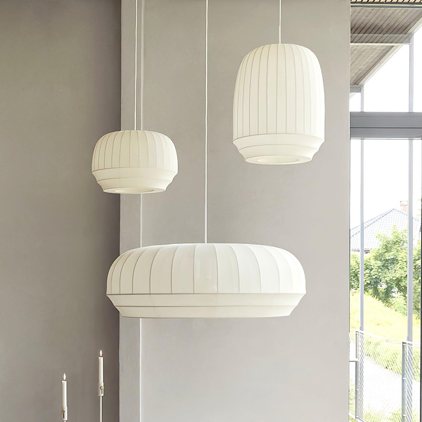 Suspension avec abat-jour en soie, tissu blanc à lignes verticales, style doux, moderne et minimaliste | Fioriscas