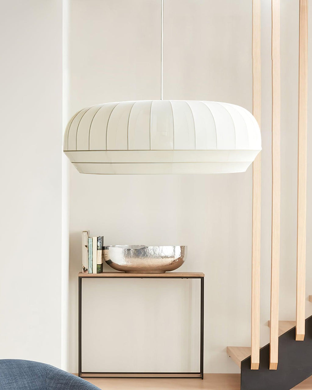 Suspension avec abat-jour en soie, tissu blanc à lignes verticales, style doux, moderne et minimaliste | Fioriscas