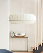 Suspension avec abat-jour en soie, tissu blanc à lignes verticales, style doux, moderne et minimaliste | Fioriscas