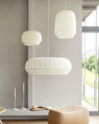 Suspension avec abat-jour en soie, tissu blanc à lignes verticales, style doux, moderne et minimaliste | Fioriscas