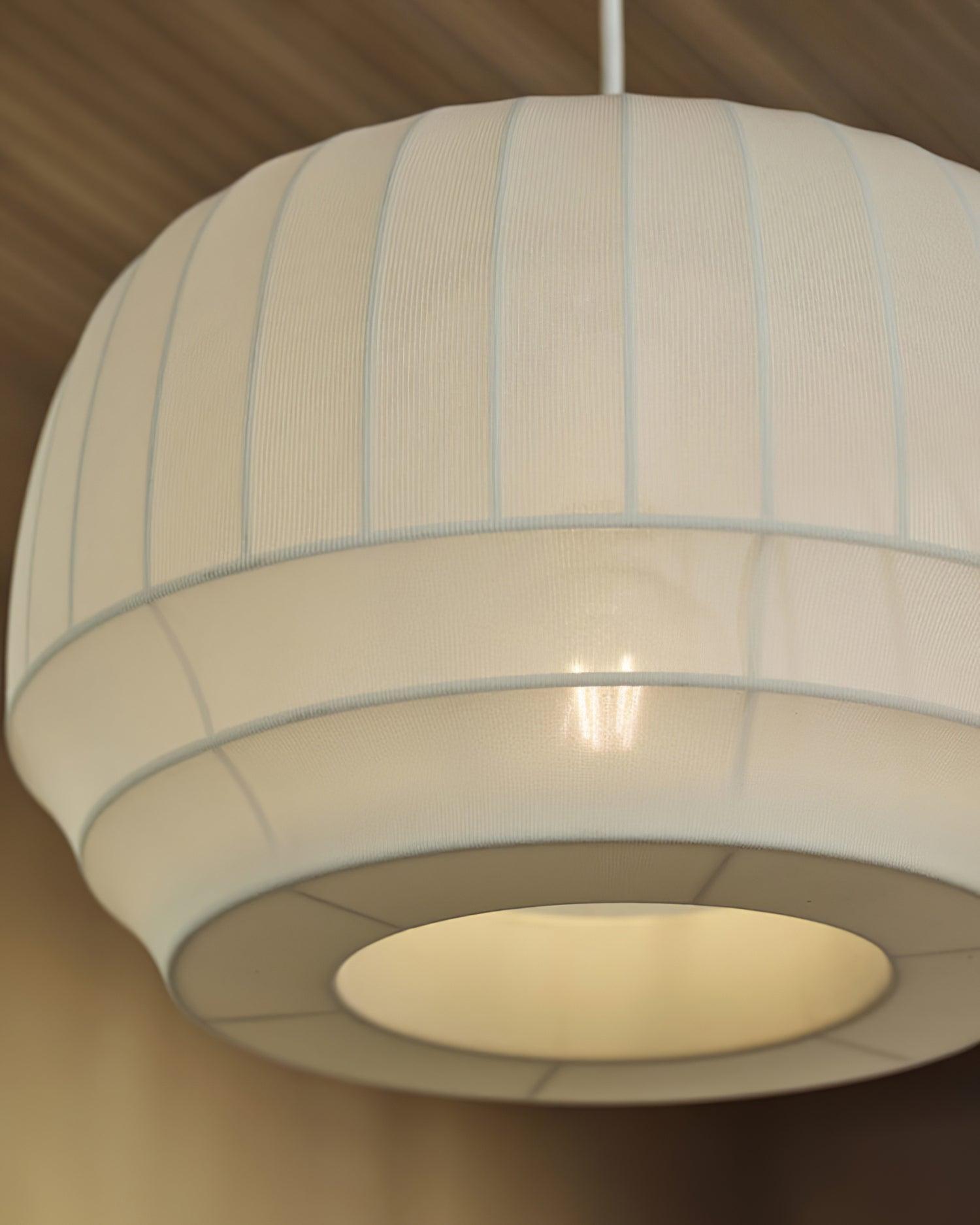 Suspension avec abat-jour en soie, tissu blanc à lignes verticales, style doux, moderne et minimaliste | Fioriscas
