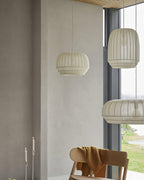 Suspension avec abat-jour en soie, tissu blanc à lignes verticales, style doux, moderne et minimaliste | Fioriscas