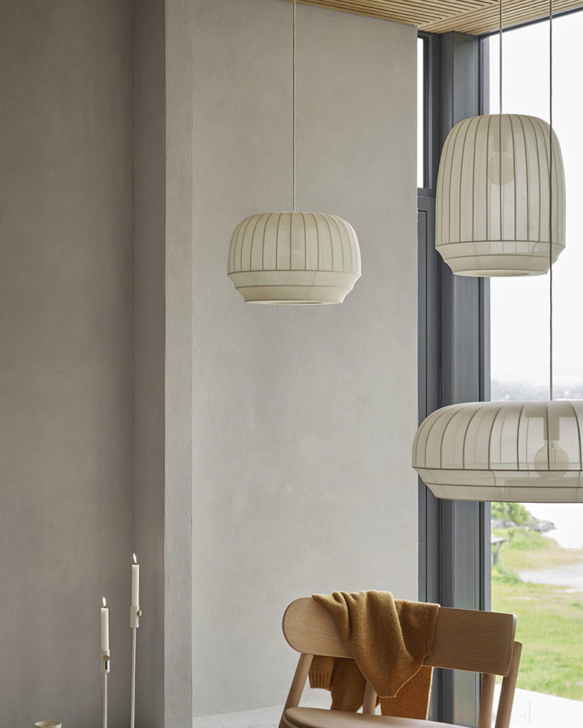 Suspension avec abat-jour en soie, tissu blanc à lignes verticales, style doux, moderne et minimaliste | Fioriscas