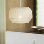 Suspension avec abat-jour en soie, tissu blanc à lignes verticales, style doux, moderne et minimaliste | Fioriscas