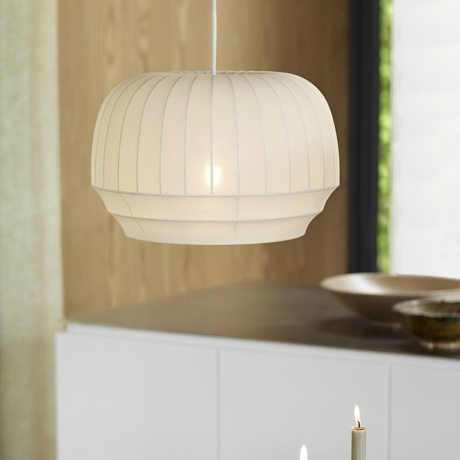 Suspension avec abat-jour en soie, tissu blanc à lignes verticales, style doux, moderne et minimaliste | Fioriscas