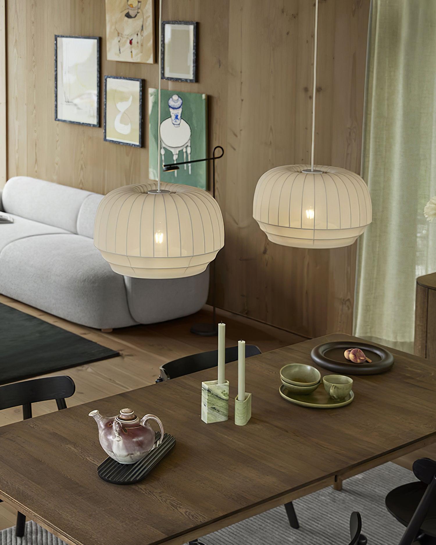 Suspension avec abat-jour en soie, tissu blanc à lignes verticales, style doux, moderne et minimaliste | Fioriscas