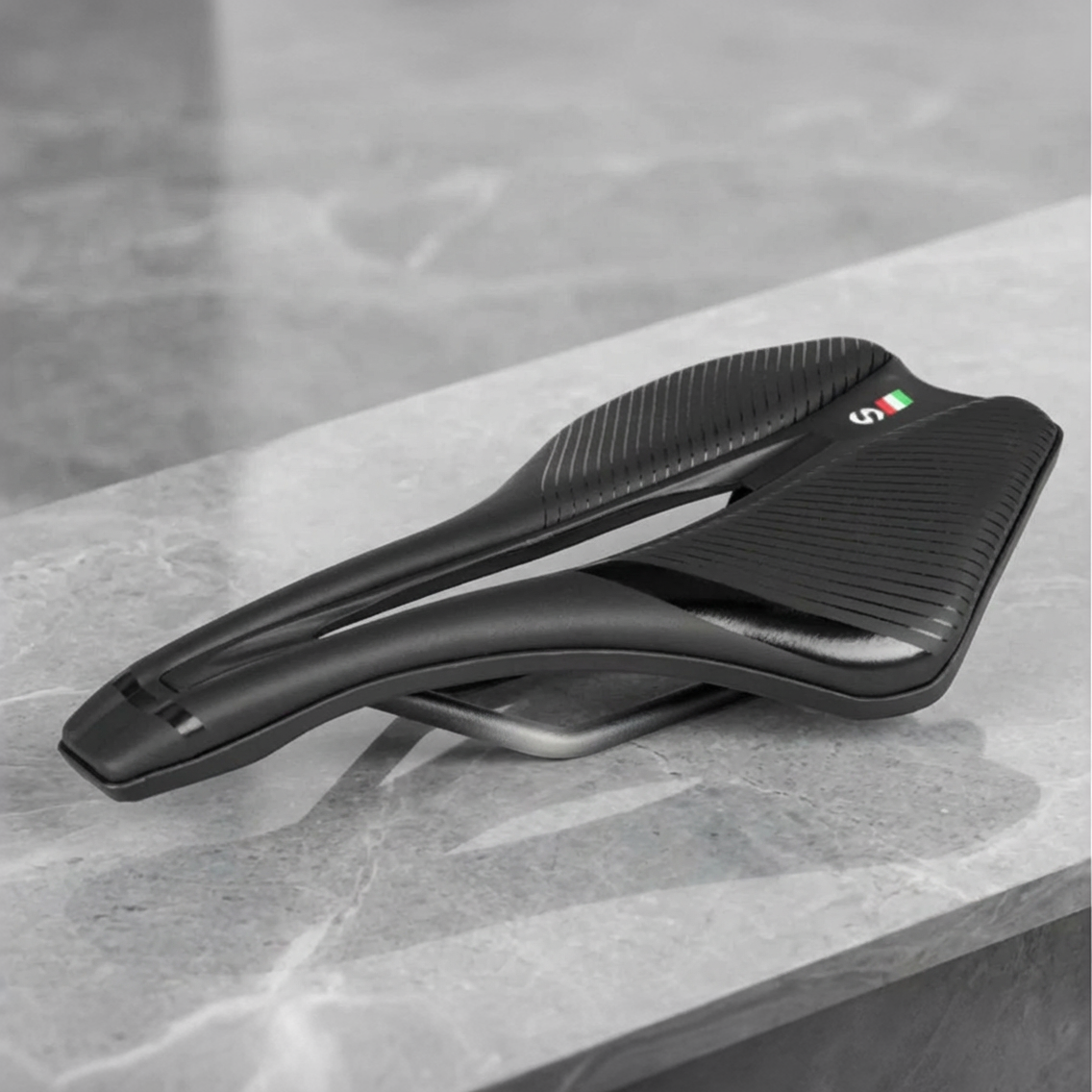 Șa de bicicletă căptușită cu Royalgel, cu sistem de ventilație și confort ergonomic | Fioriscas