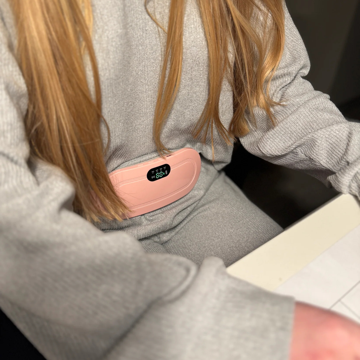 Sladdlös värmedyna för mensvärk med vibration och tre temperaturinställningar | Fioriscas