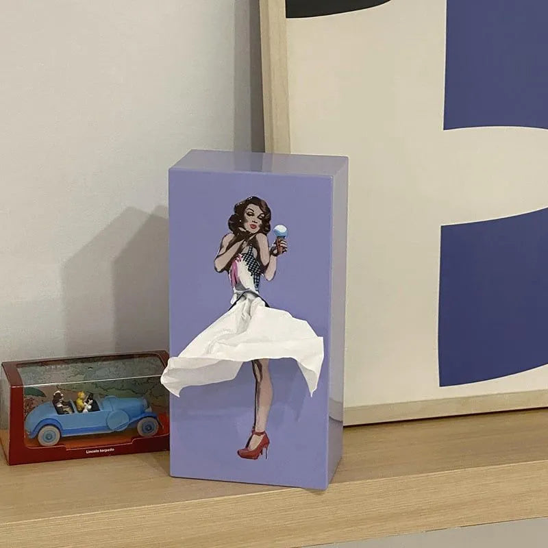 Puinen nenäliinalaatikon suojus retrohenkisellä pin-up-mekon kuvioinnilla, Kevaran muistoesine