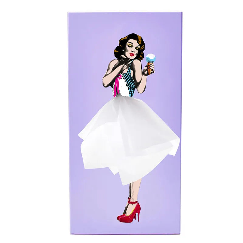 Puinen nenäliinalaatikon suojus retrohenkisellä pin-up-mekon kuvioinnilla, Kevaran muistoesine