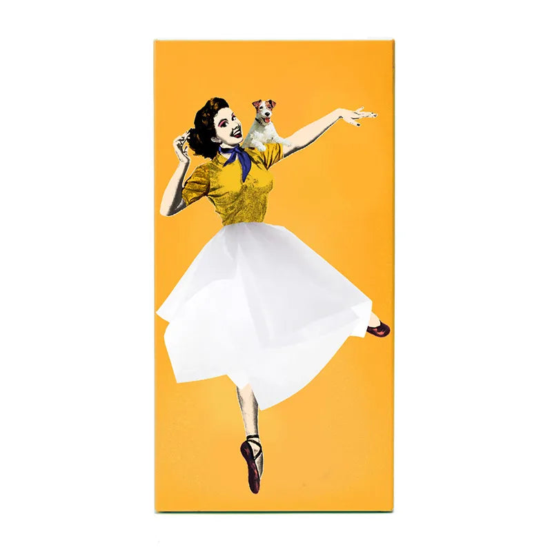 Puinen nenäliinalaatikon suojus retrohenkisellä pin-up-mekon kuvioinnilla, Kevaran muistoesine
