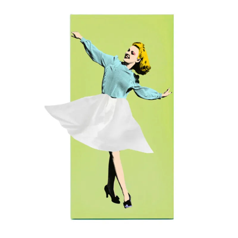 Puinen nenäliinalaatikon suojus retrohenkisellä pin-up-mekon kuvioinnilla, Kevaran muistoesine