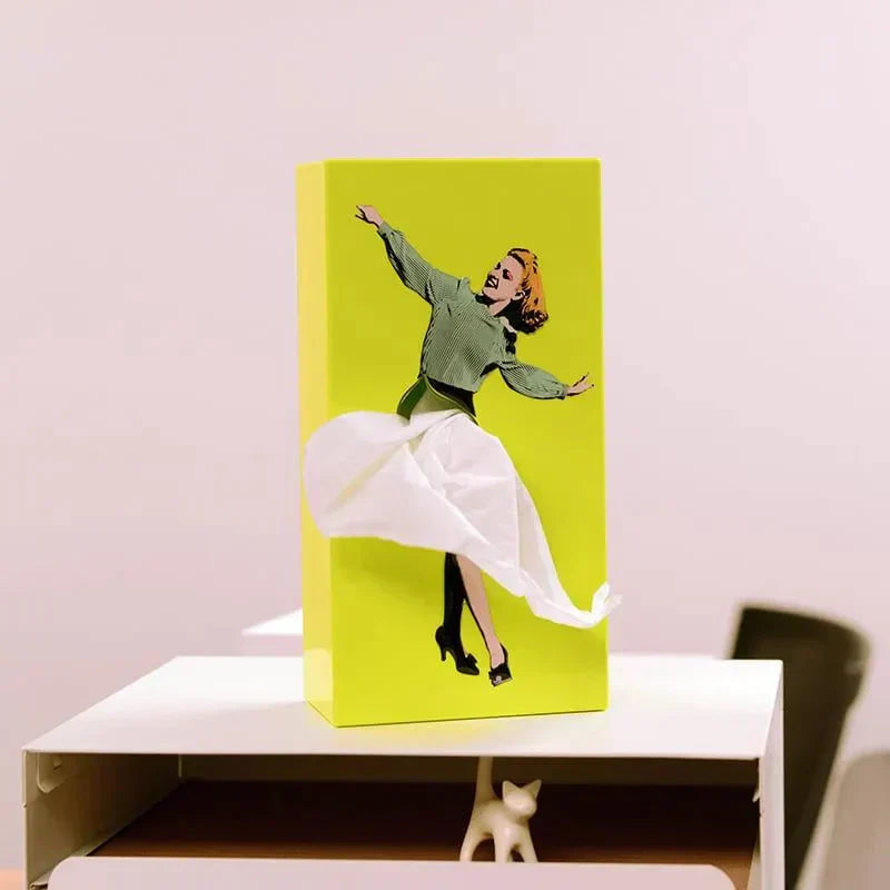 Puinen nenäliinalaatikon suojus retrohenkisellä pin-up-mekon kuvioinnilla, Kevaran muistoesine