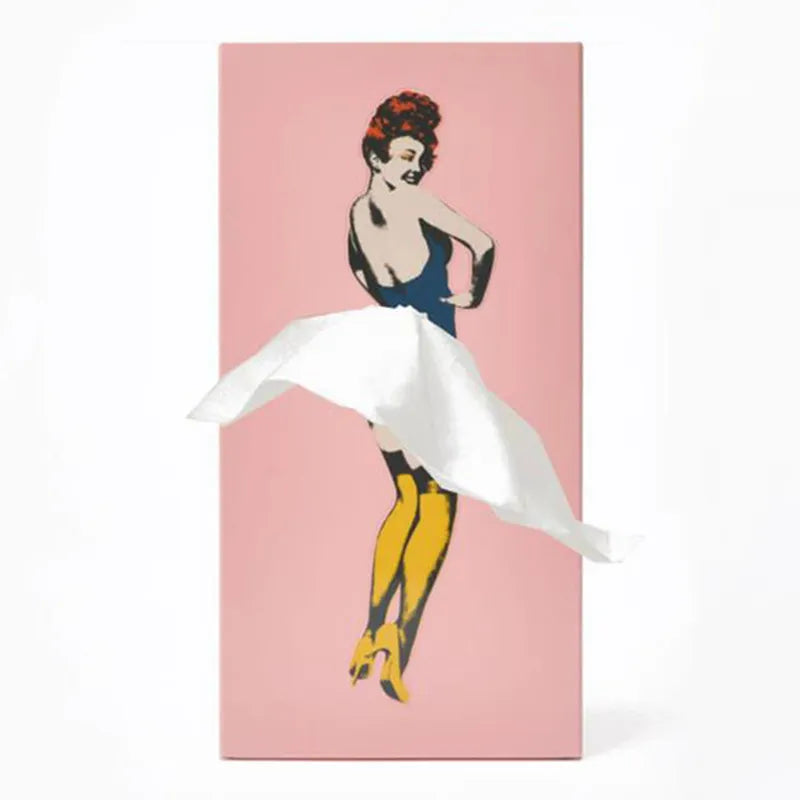 Puinen nenäliinalaatikon suojus retrohenkisellä pin-up-mekon kuvioinnilla, Kevaran muistoesine
