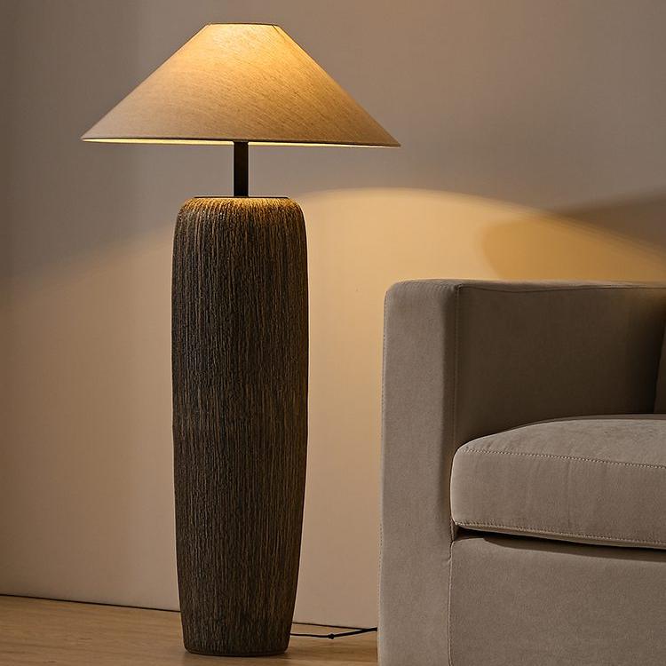 Rookhaven-Stehlampe, Optik von Altholz, warmes stimmungsvolles Licht