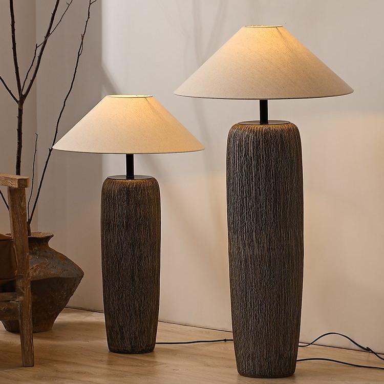 Rookhaven-Stehlampe, Optik von Altholz, warmes stimmungsvolles Licht