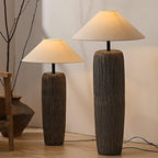 Rookhaven-Stehlampe, Optik von Altholz, warmes stimmungsvolles Licht