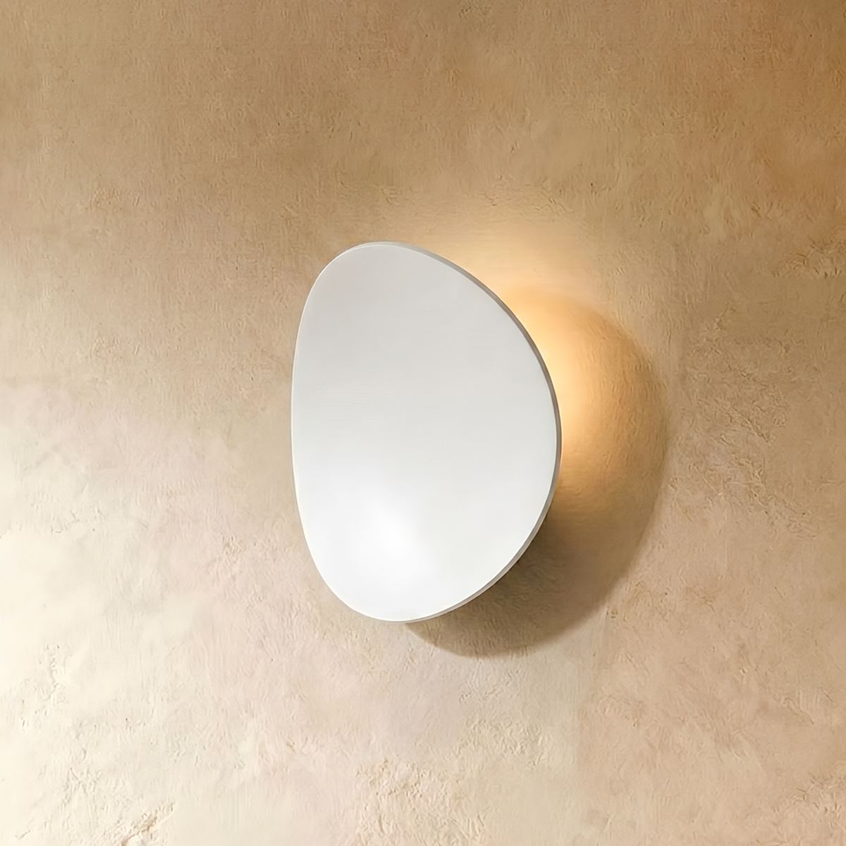Lampada da parete LED NovaCurve nera opaca e bianca con bagliore ambientale